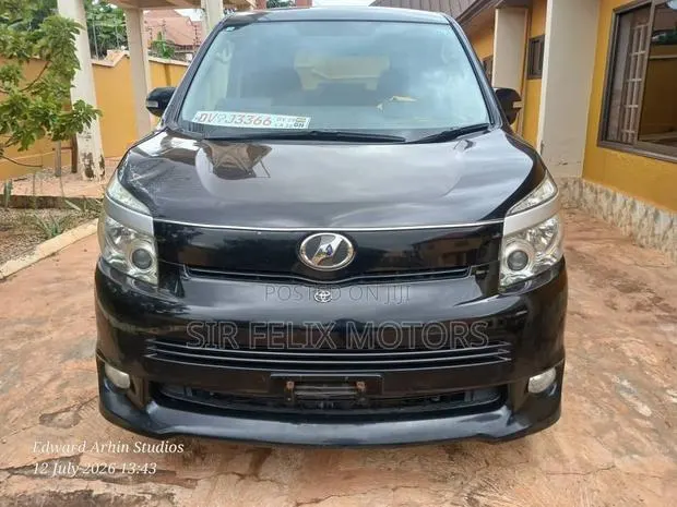 Toyota Voxy V 2WD 8-Seater 2013 Black · Photo 1