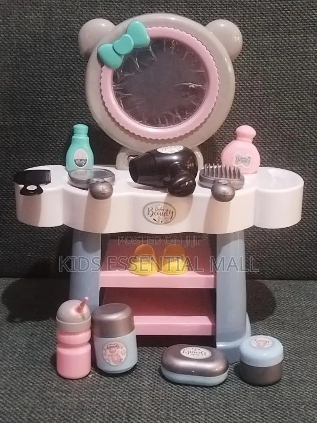 Interactive Doll and Dressing Table With Accessories · Photo 2
