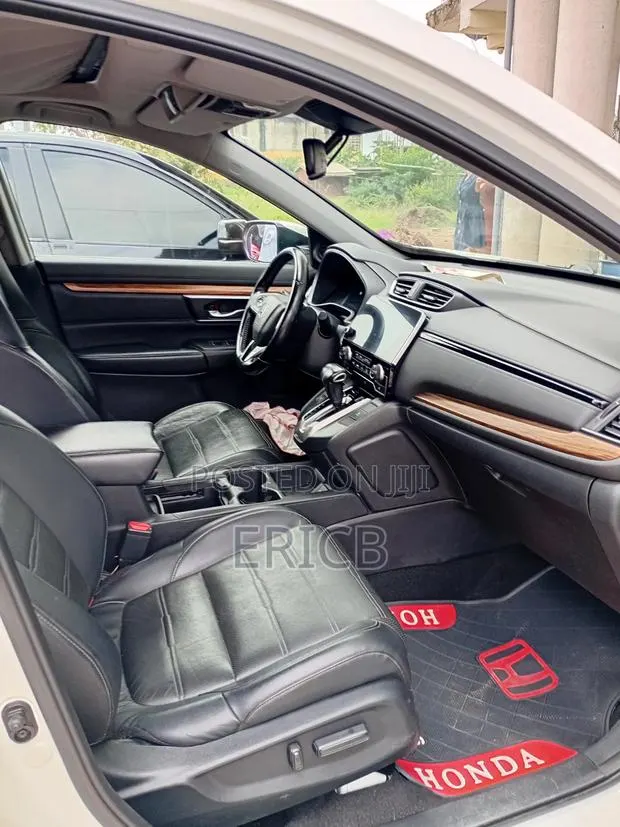 Honda CR-V 2019 White · Photo 1