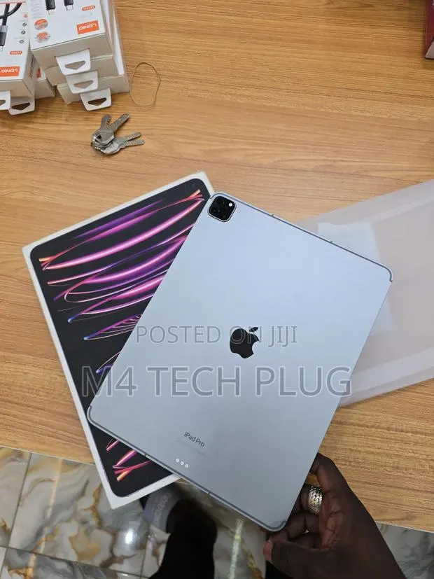 Apple iPad Pro 12.9 (2020) 256 GB Gray · Photo 1