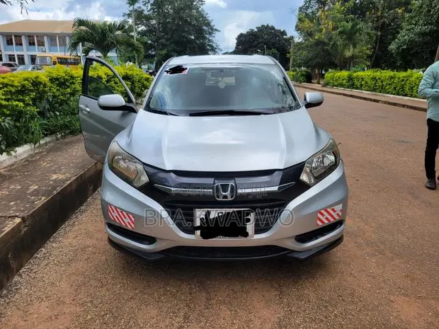 Honda HR-V 4dr SUV (1.5L 4cyl CVT) 2016 Silver · Photo 1