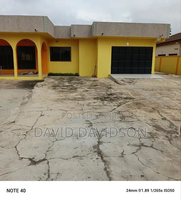 5bdrm House in 5 Bedroom With, Tema Metropolitan for rent · Photo 1
