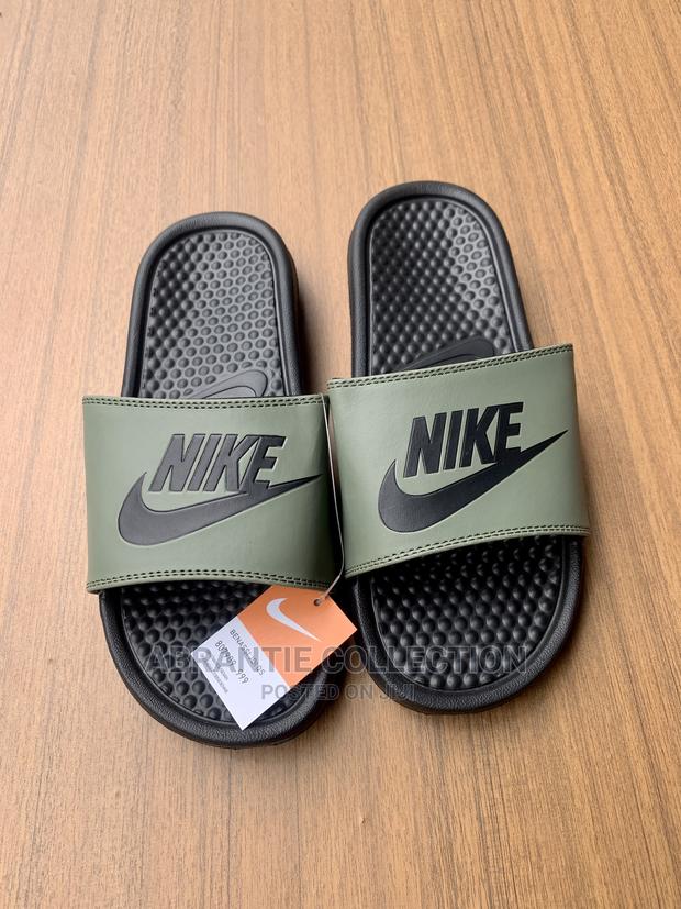 Nike Benassi Slides · Photo 1