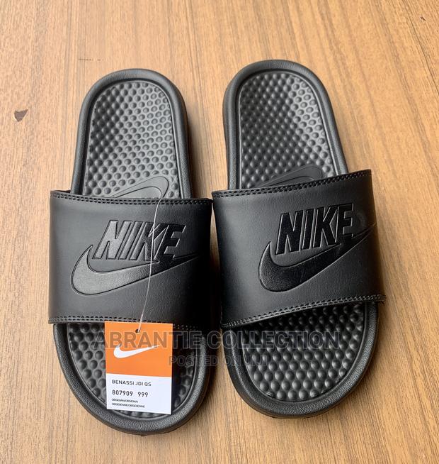 Nike Benassi Slides · Photo 1