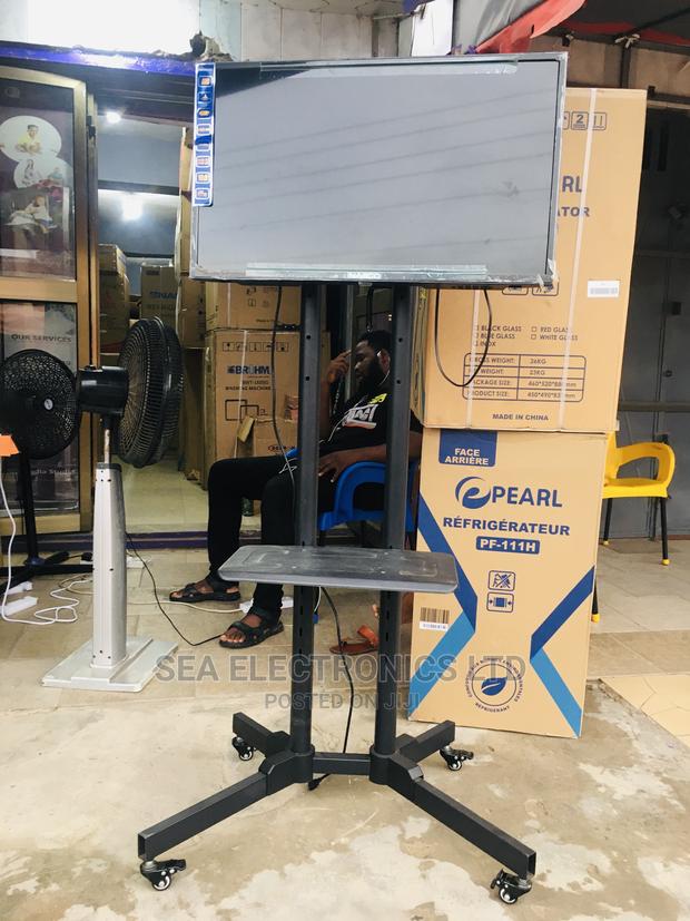 Trolley for 32-70" Tv With Shelf · Photo 1