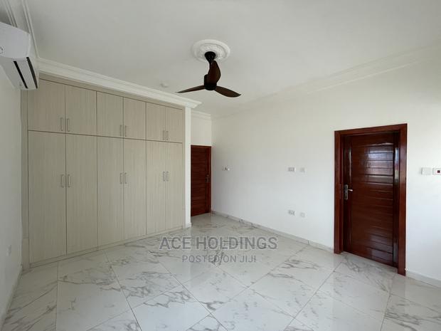 4bdrm House in Lakeside for sale · Photo 8