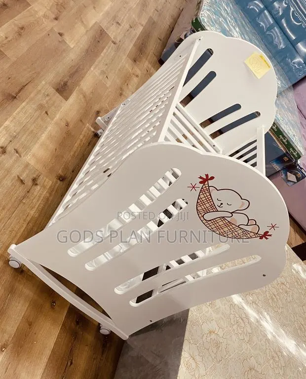 Wooden Baby Cot · Photo 2