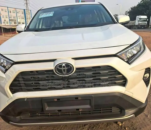 Toyota RAV4 2021 White · Photo 1