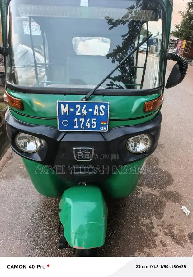 Bajaj RE 2024 Green · Photo 1