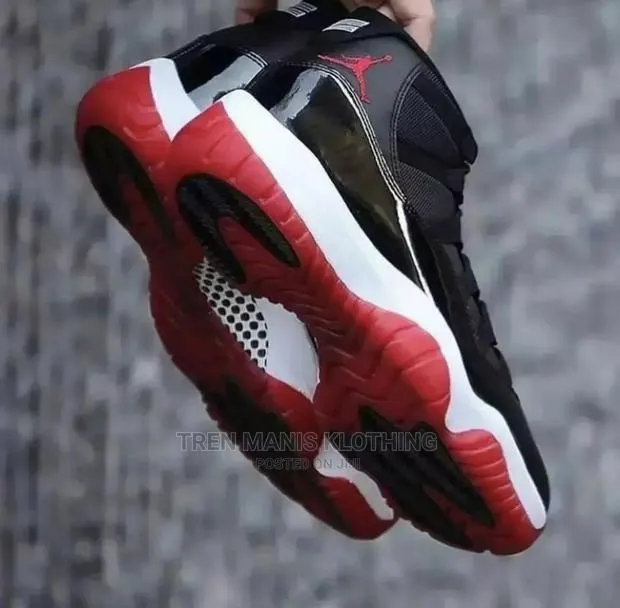 Jordan 11 Black/Red