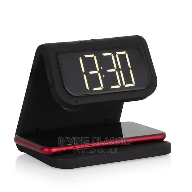 Akai Wireless Charging Alarm Clock · Photo 1
