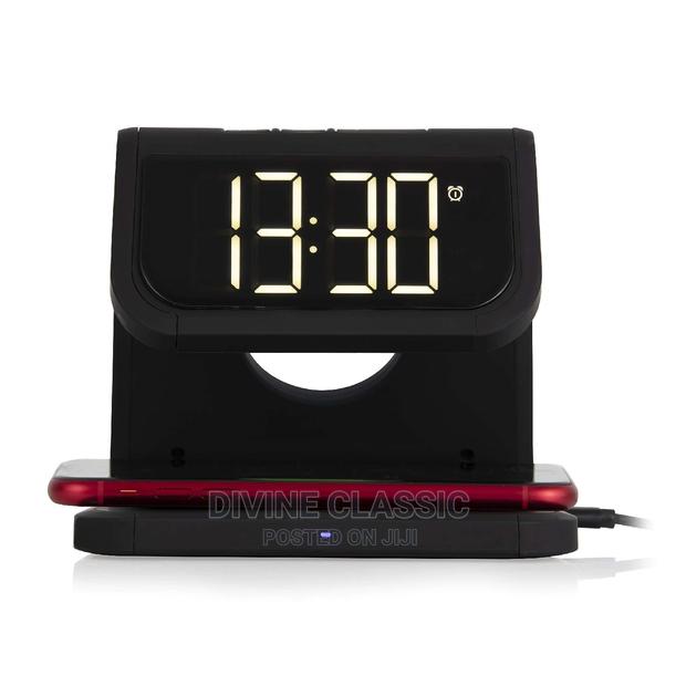 Akai Wireless Charging Alarm Clock · Photo 2