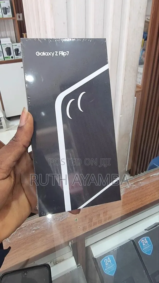 New Samsung Galaxy Z Flip7 256 GB Silver · Photo 1