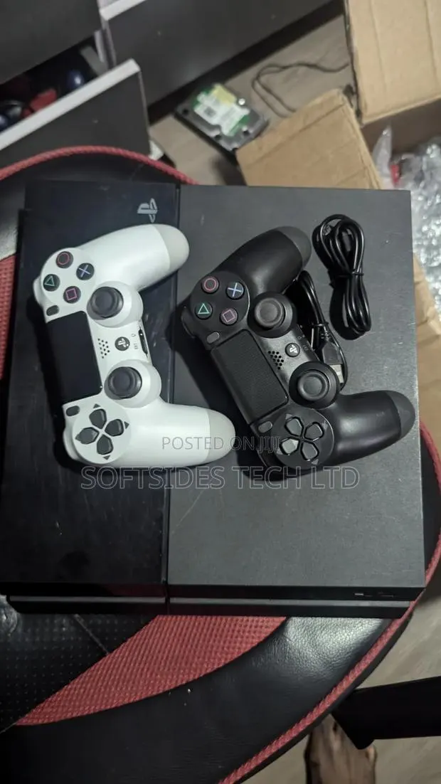 Accra Playstation 4 Standard With 2 Controllers and 8 Games + Delivery · Photo 1
