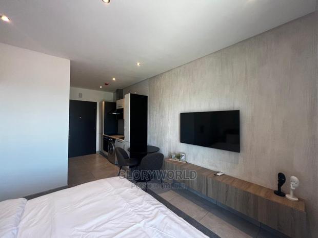 Top Notch Furnished Studio Apartment Close to Accra Mall · Photo 2