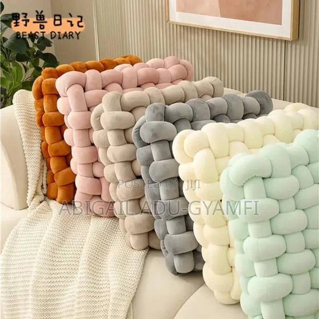 Knotted Pillow · Photo 1