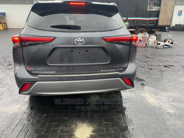 Toyota Highlander 2023 Gray · Photo 2