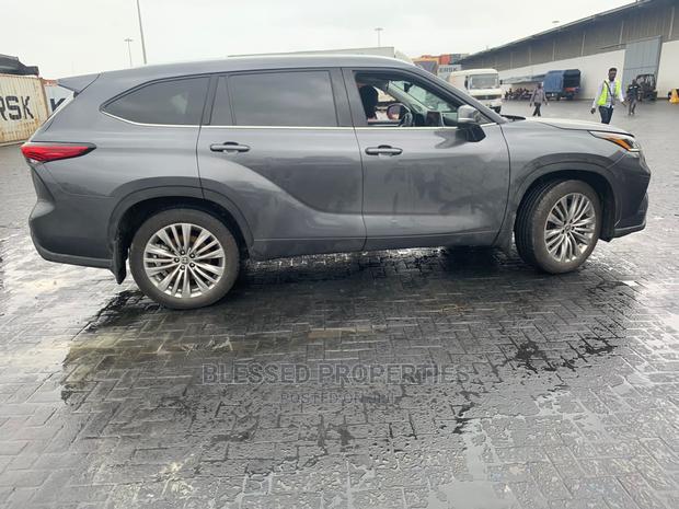 Toyota Highlander 2023 Gray · Photo 3