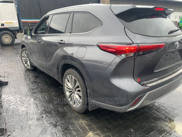 Toyota Highlander 2023 Gray · Photo 4