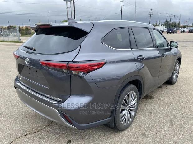 Toyota Highlander 2023 Gray · Photo 8