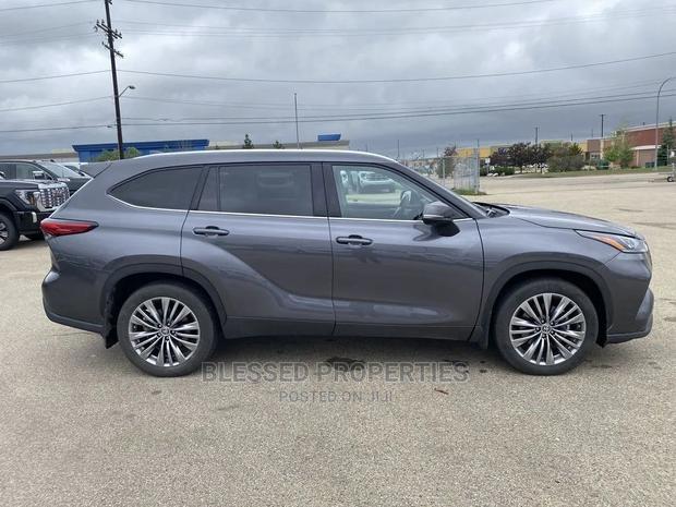 Toyota Highlander 2023 Gray · Photo 6