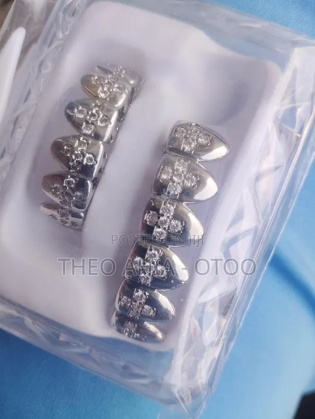 Iced Zirconia Teeth Grillz · Photo 1