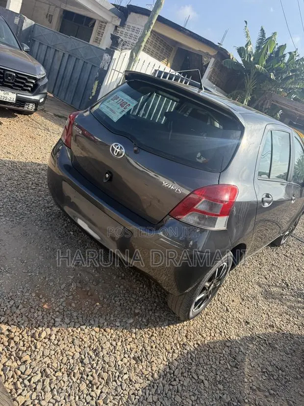Toyota Yaris Base Sedan 4dr 2011 Black · Photo 1