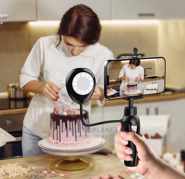 Mini Smartphone Selfie Studio With Tripod Stand and Lamp · Photo 4