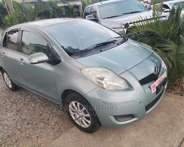 Toyota Vitz 1.3 AWD 5dr 2010 Silver · Photo 4