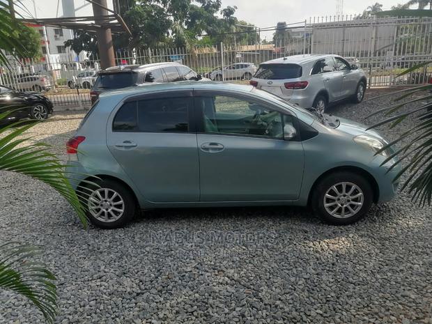 Toyota Vitz 1.3 AWD 5dr 2010 Silver · Photo 3