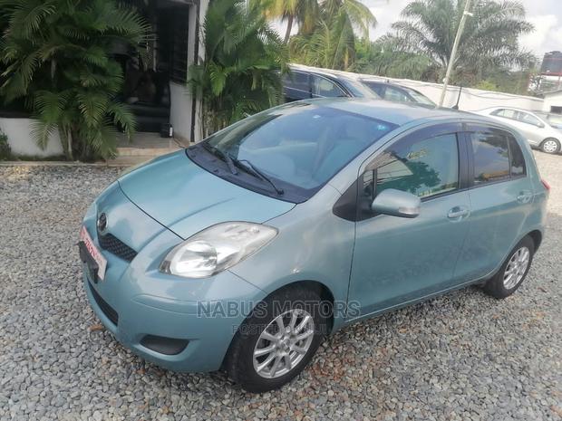 Toyota Vitz 1.3 AWD 5dr 2010 Silver · Photo 2
