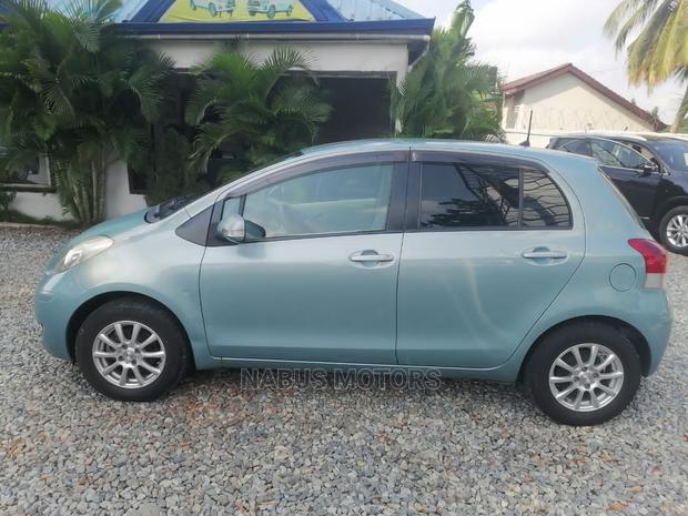 Toyota Vitz 1.3 AWD 5dr 2010 Silver · Photo 8