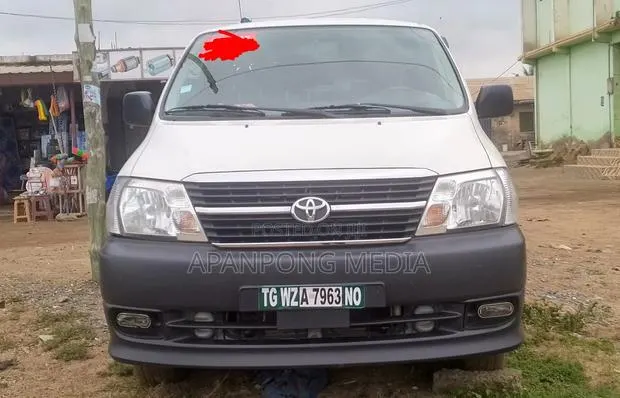 Toyota HiAce 2011 White · Photo 1