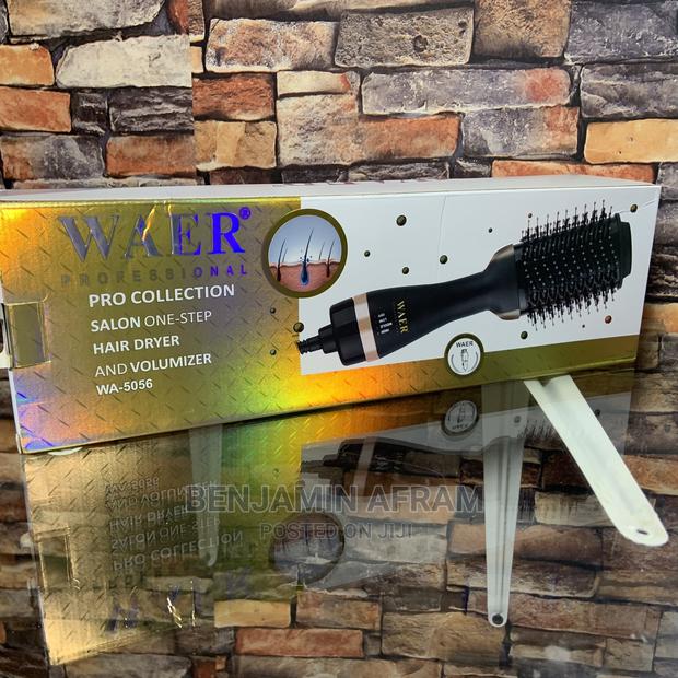 Professional Volumizer and Hair Brush Dryer · Photo 1