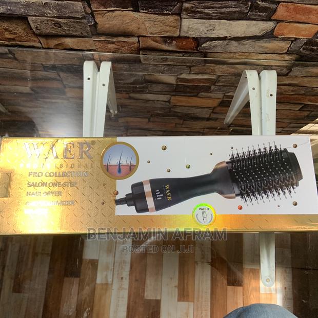 Corded Waer Hair Brush and Dryer · Photo 2