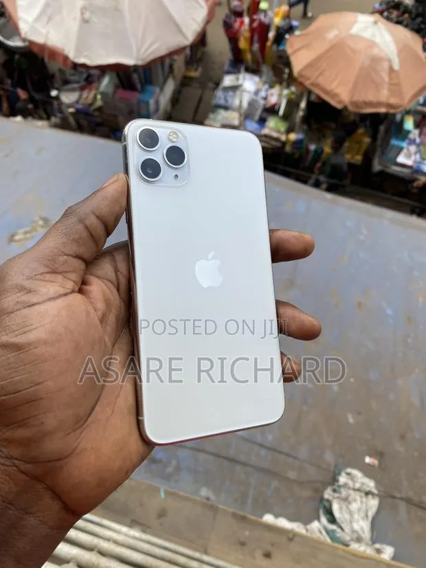 Apple iPhone 11 Pro Max 64 GB White · Photo 1