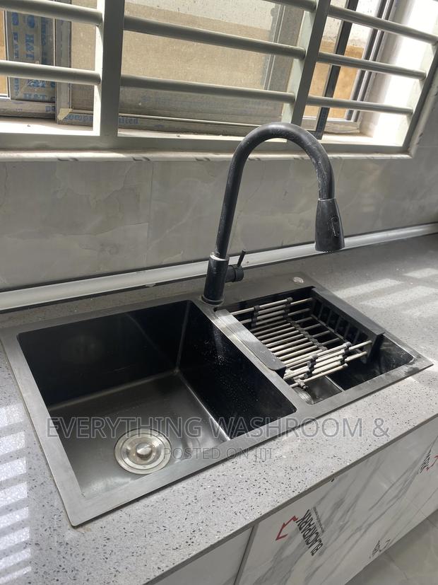 Black Kitchen Sink With Pullout Faucet_pull Out Tap Sink · Photo 1