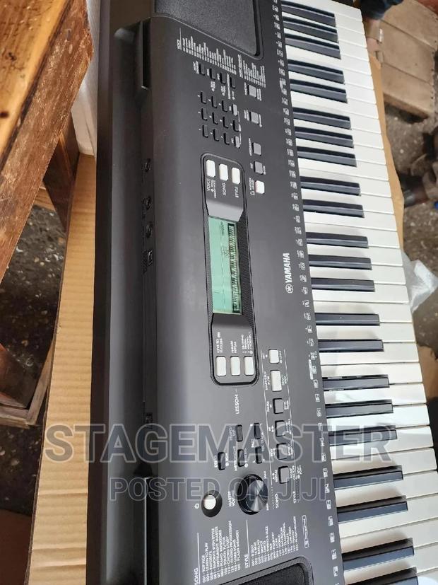 Psr E373 Keyboard · Photo 2