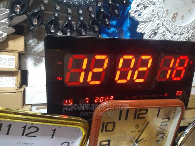 Digital Alarm Clock · Photo 6