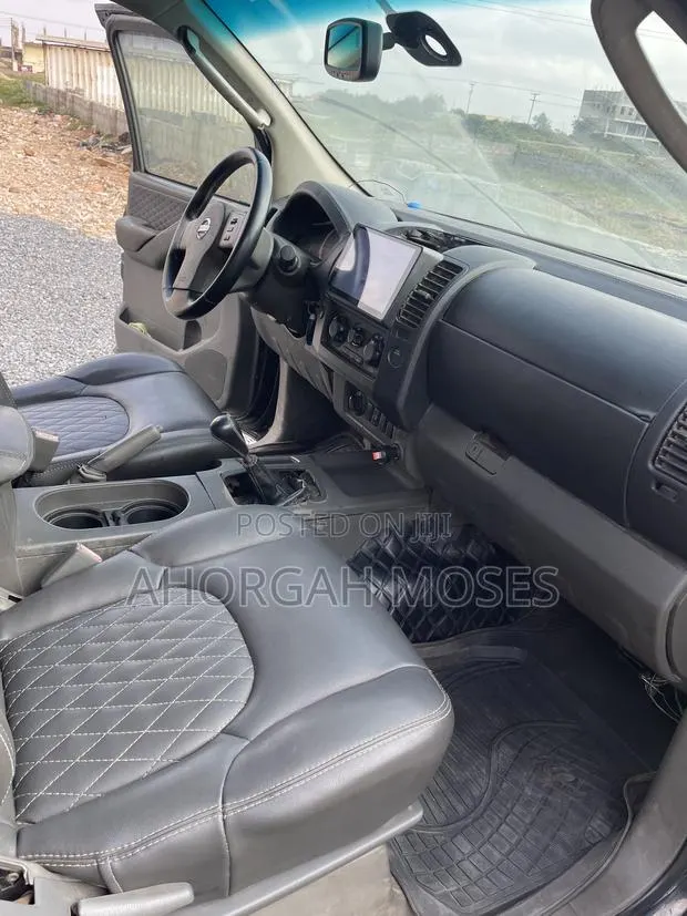 Nissan Frontier Crew Cab SE 4x4 2011 Black · Photo 1
