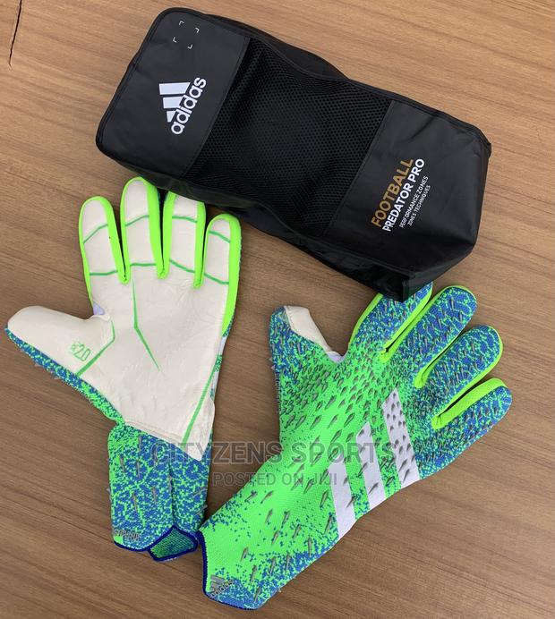 Adidas Predator Keepers Gloves · Photo 1