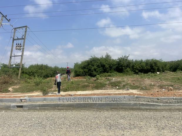 Do You Want to Buy a Plot of Land Very Close to E Motoway · Photo 1
