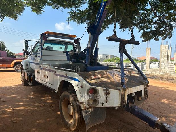 Tow Truck - GMC Caterpillar Wrecker Tow Truck · Photo 5
