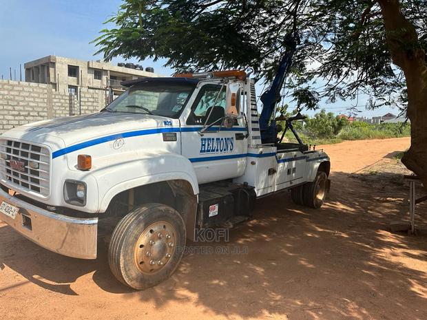 Tow Truck - GMC Caterpillar Wrecker Tow Truck · Photo 8