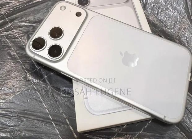 Apple iPhone 17 Pro Max 256 GB Silver · Photo 1