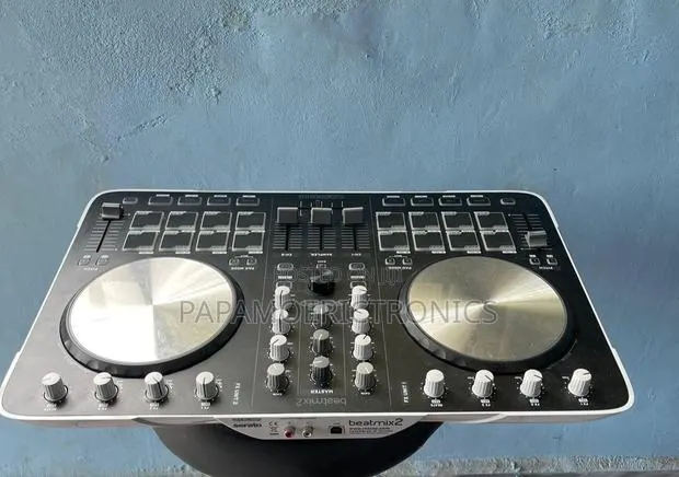 Reloop Beatmix 2, 2-Deck Serato · Photo 1