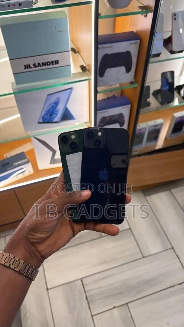 Apple iPhone 13 256 GB Black · Photo 1