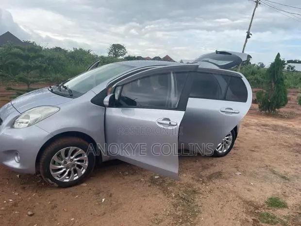 Toyota Vitz 1.3 FWD 3dr 2010 Gray · Photo 1