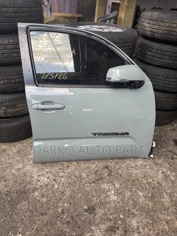 Toyota Tacoma 2016-2021 Door Front R Available · Photo 1