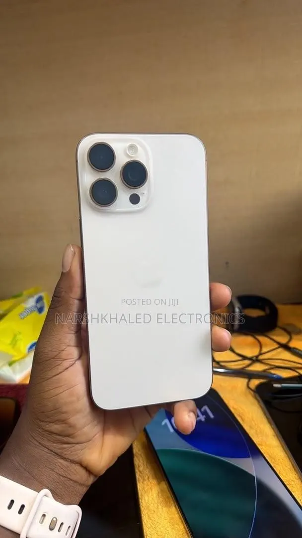 Apple iPhone 16 Pro Max 256 GB Gold · Photo 1